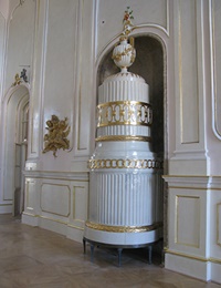 Fertőd, Esterházy-kastély. Szebényi Judit és Bodnár Gyula restaurátorok munkája 2010. aranyozott 18. századi kályha Fertőd Esterházy-kastély